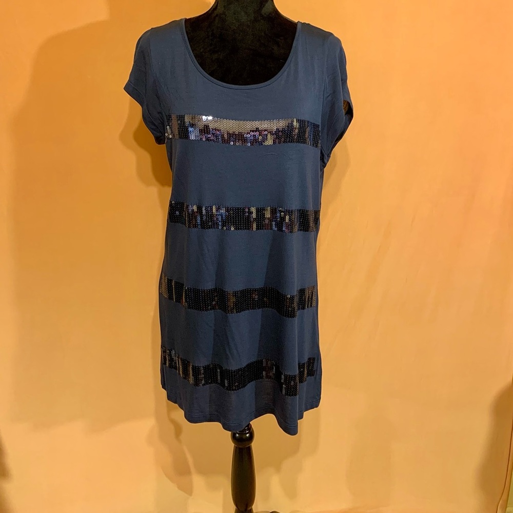Top With three-quarter length leaves in sequence